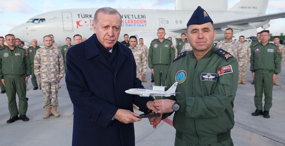 Erdoğan 3'üncü Ana Jet Üs Komutanlığı'nı ziyaret etti