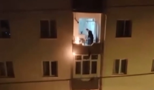 Sinir krizi geçirip, balkonunu ateşe verdi
