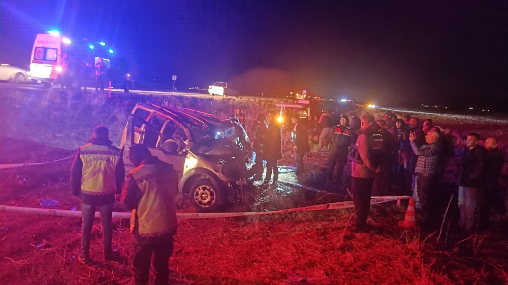 Otomobil ile hafif ticari araç çarpıştı