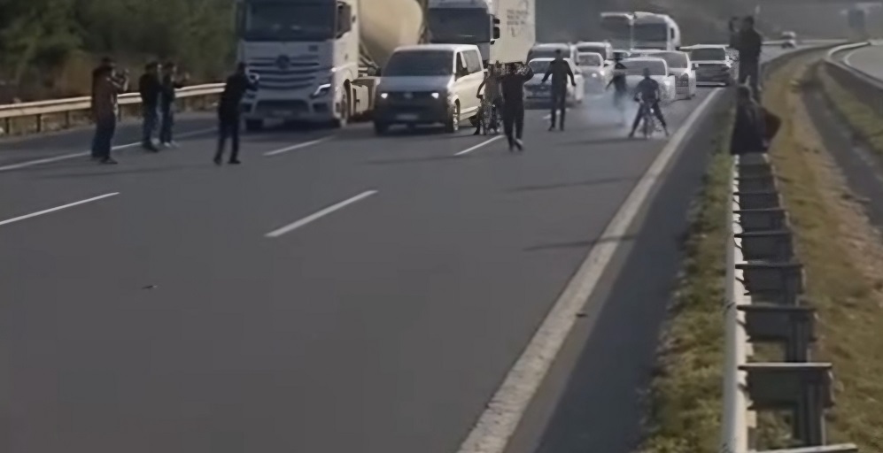 Otoyolu trafiğe kapatıp yarışan 24 motosikletliye ceza