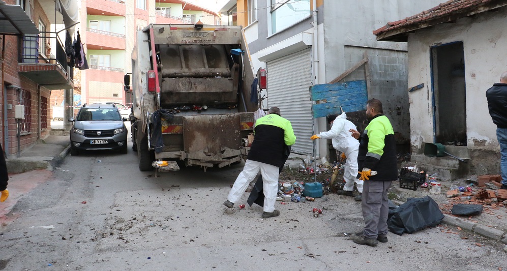 Kötü kokular gelen evden 6 ton çöp çıktı