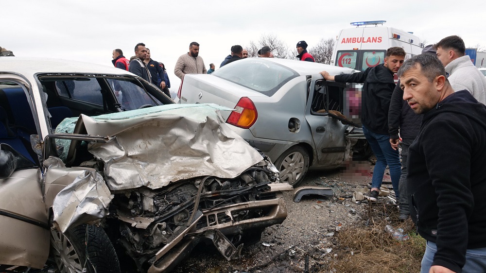 Otomobiller kafa kafaya çarpıştı