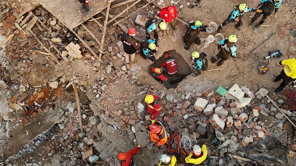 Enkazda arama çalışmaları sürüyor
