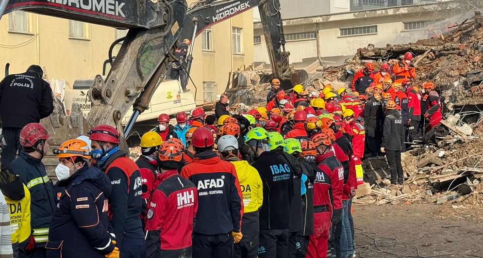 1 kişinin daha cansız bedeni çıkarıldı