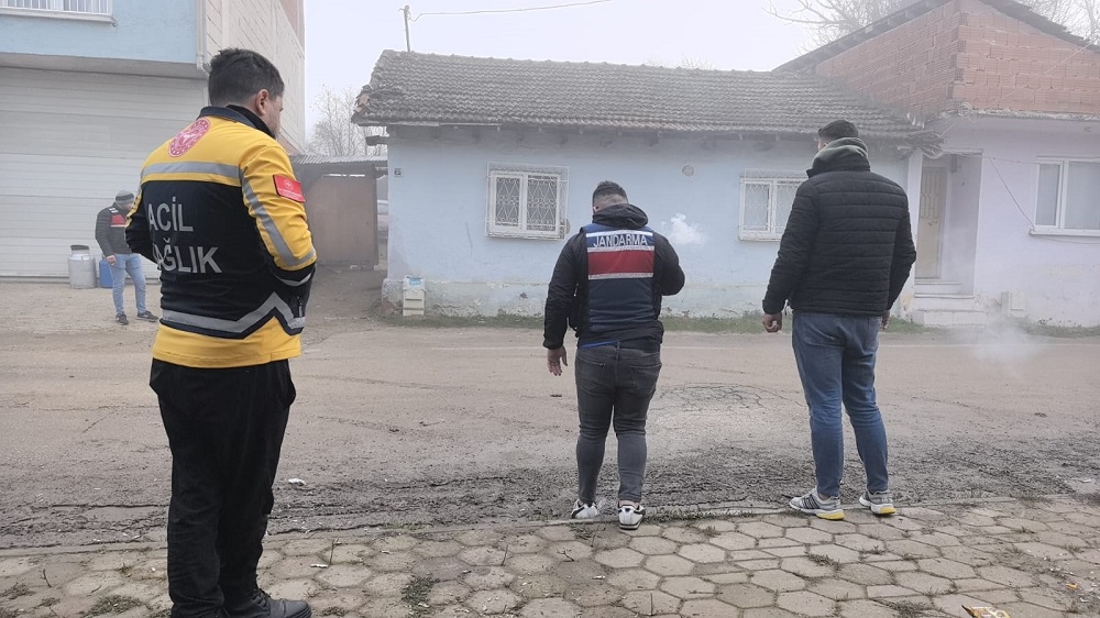 Jandarmayı görünce kendisini eve kilitledi