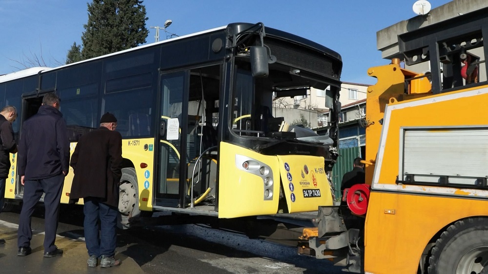 3 İETT otobüsünün karıştığı 2 kazada 11 kişi yaralandı