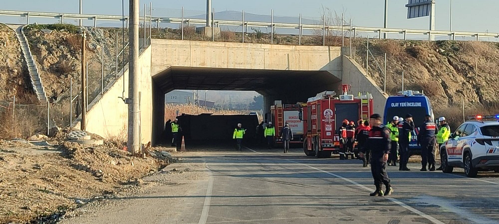 Denizli'de işçileri taşıyan midibüs devrildi