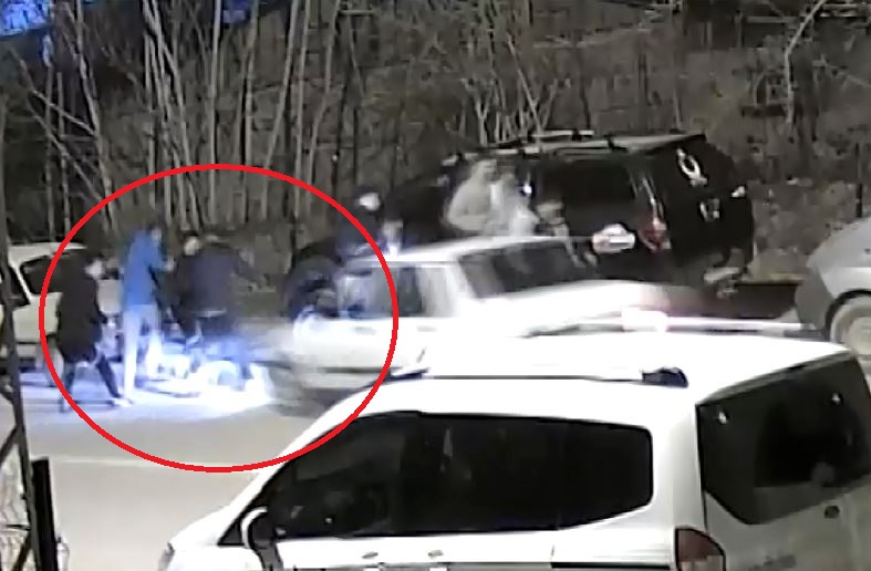 Otomobil öğrencilerin arasına daldı