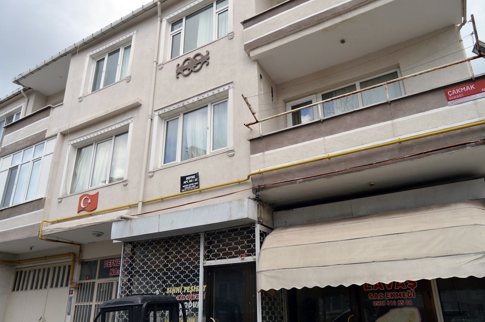 Arkadaşının evinde ölü bulundu