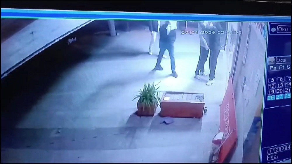 Silahını gösterirken arkadaşını öldürdü !