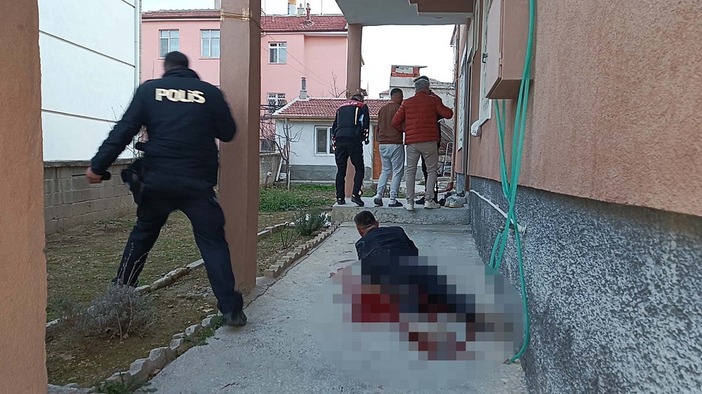 Evine gelen husumetlisini vurdu