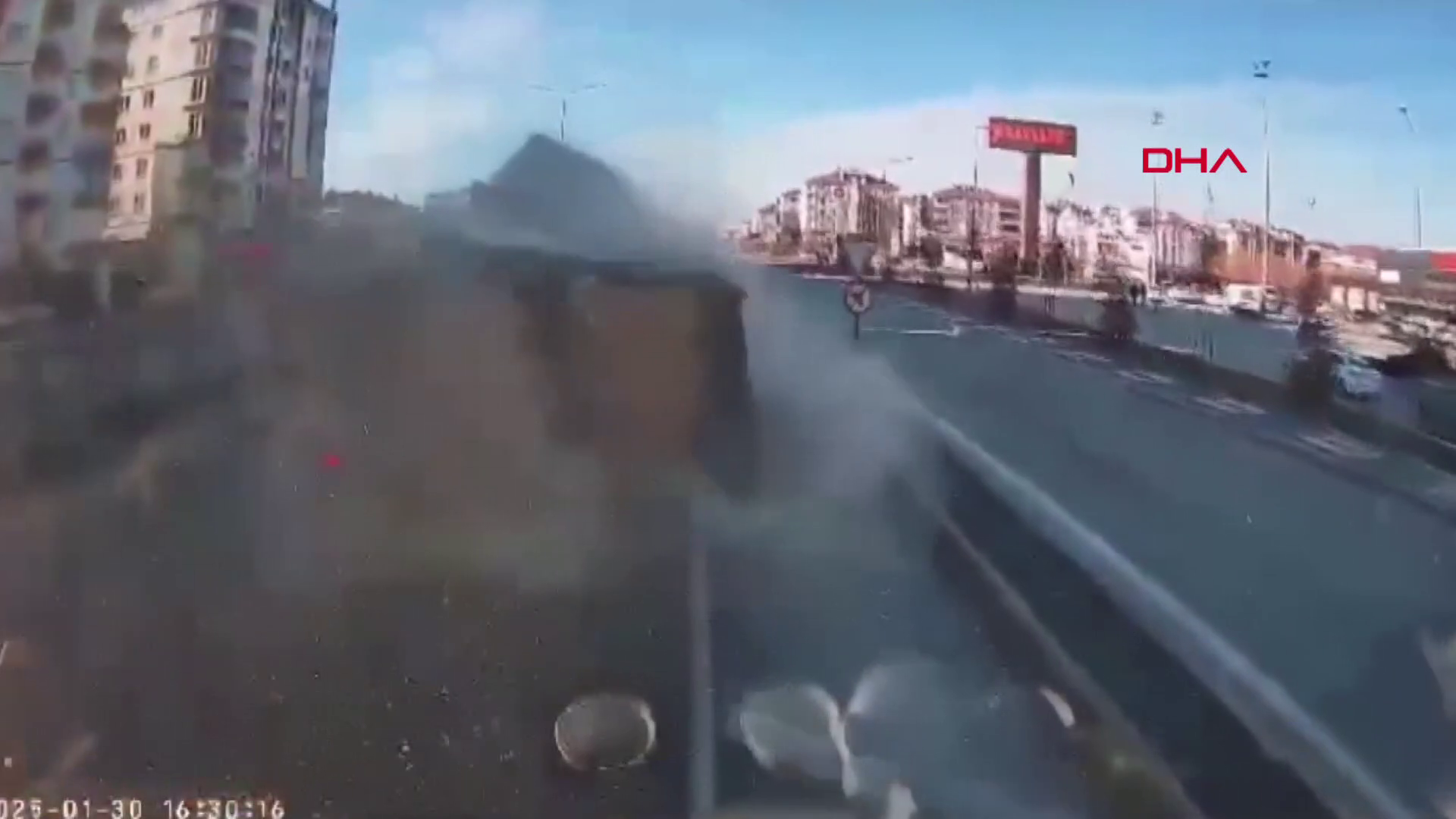 TIR'da yüklü yonca balyaları devrildi