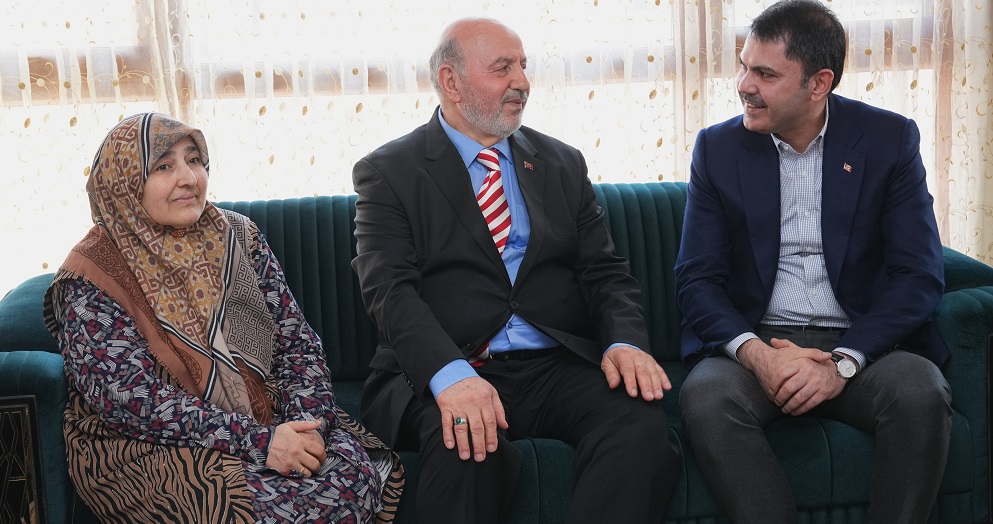 Bakan Kurum'dan depremzede aileye ziyaret