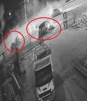 Mola veren hafif ticari araca otomobil çarptı