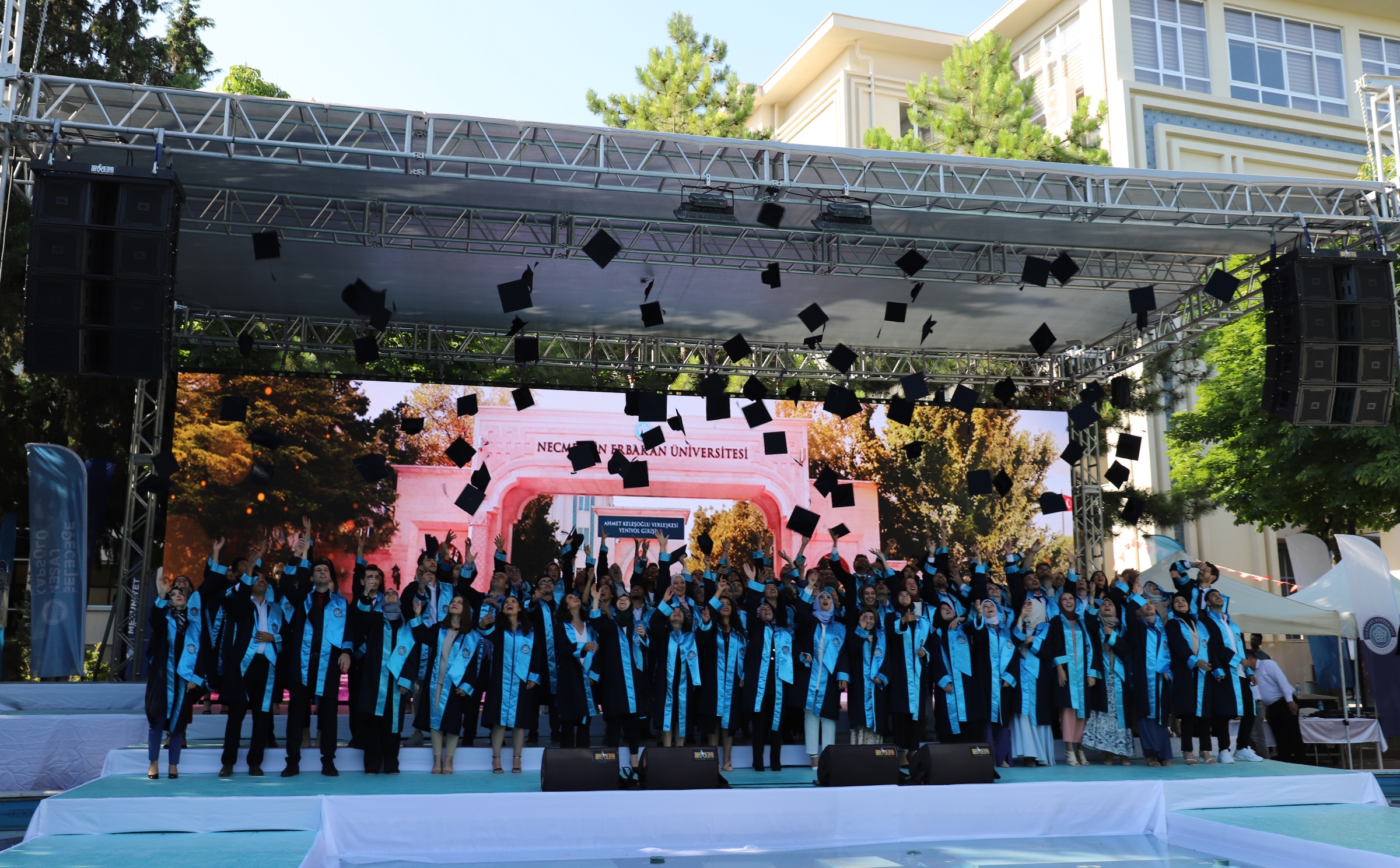 NEÜ’de geleceğe mesajlı mezuniyet coşkusu