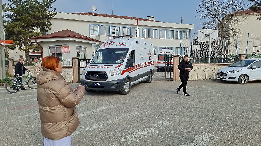 Marketten aldıkları çiğ köfte hastanelik etti