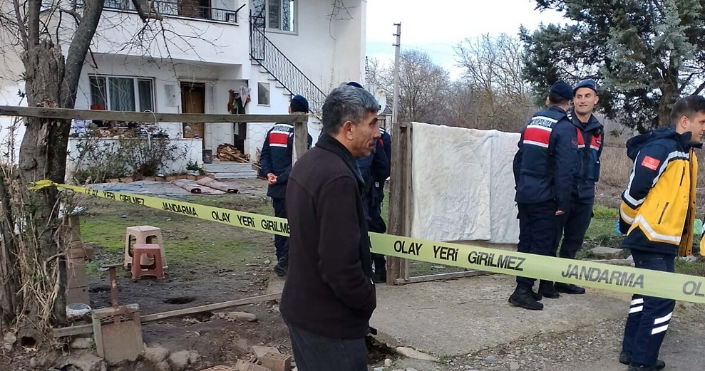 Evinde başı kesilerek öldürüldü