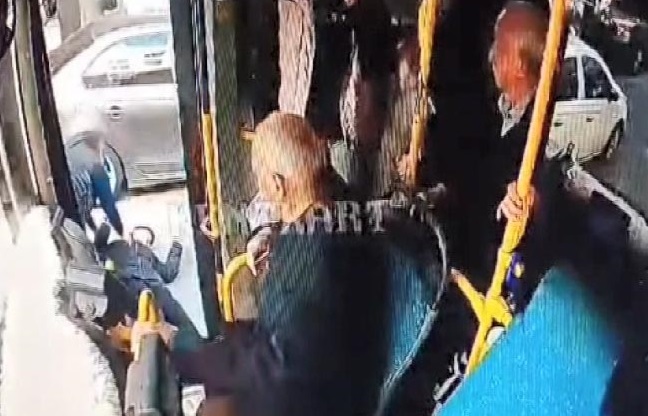 Otobüste bayılan çocuk kapı açılınca aşağı düştü