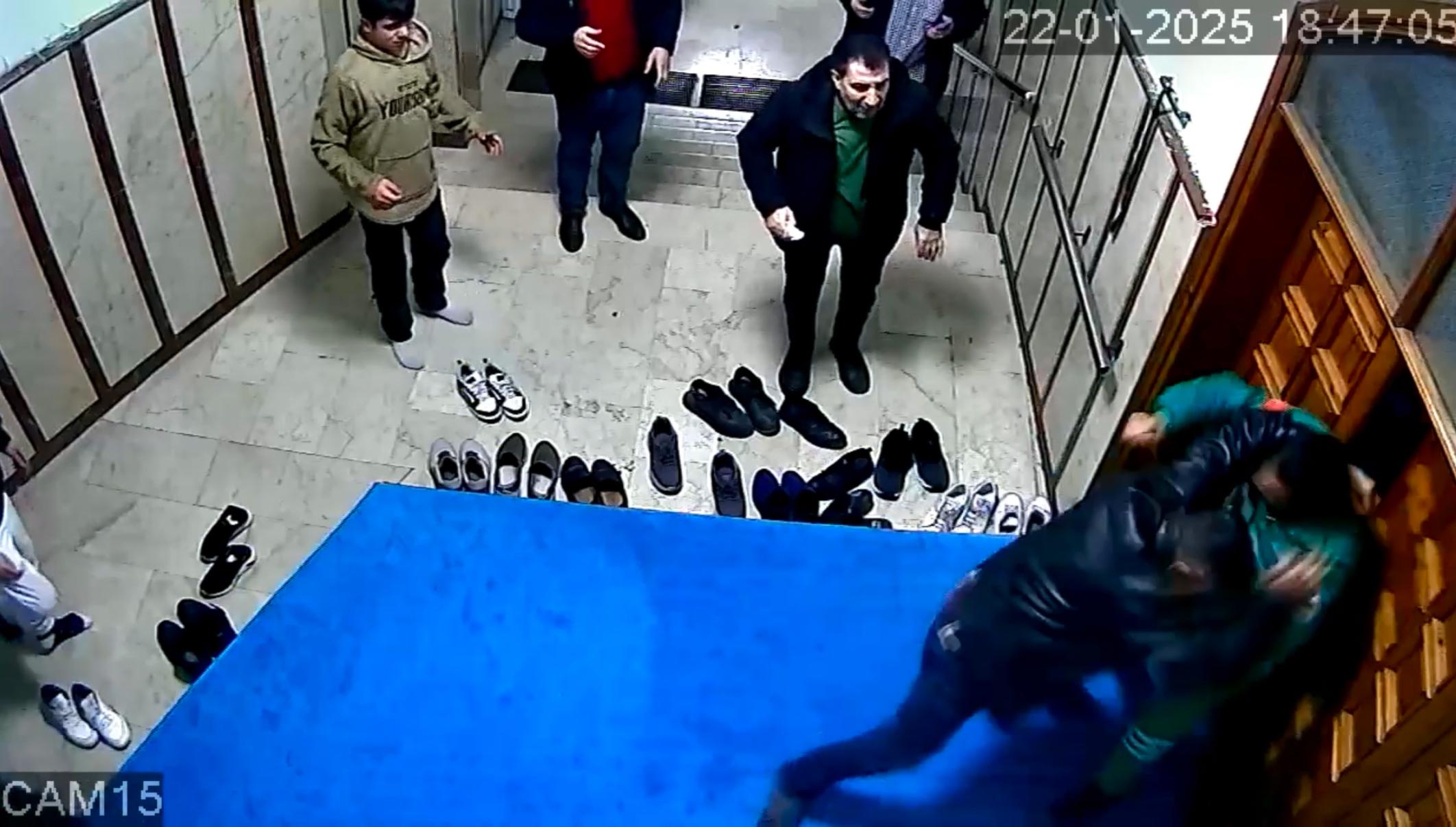 Kick boksçu cami görevlisini darp etti