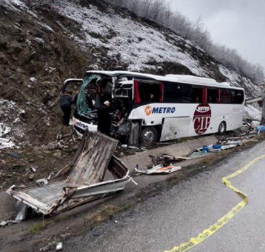 Yolcu otobüsü kamyona çarptı; 1 ölü, 16 yaralı