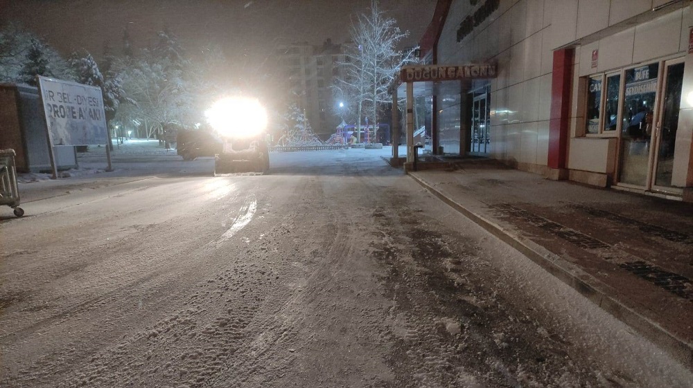 Yollarda tuzlama çalışması yapılıyor