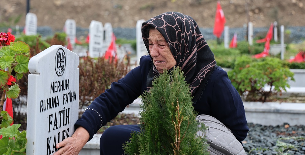 Hatay'da mezarlıklarda yoğunluk
