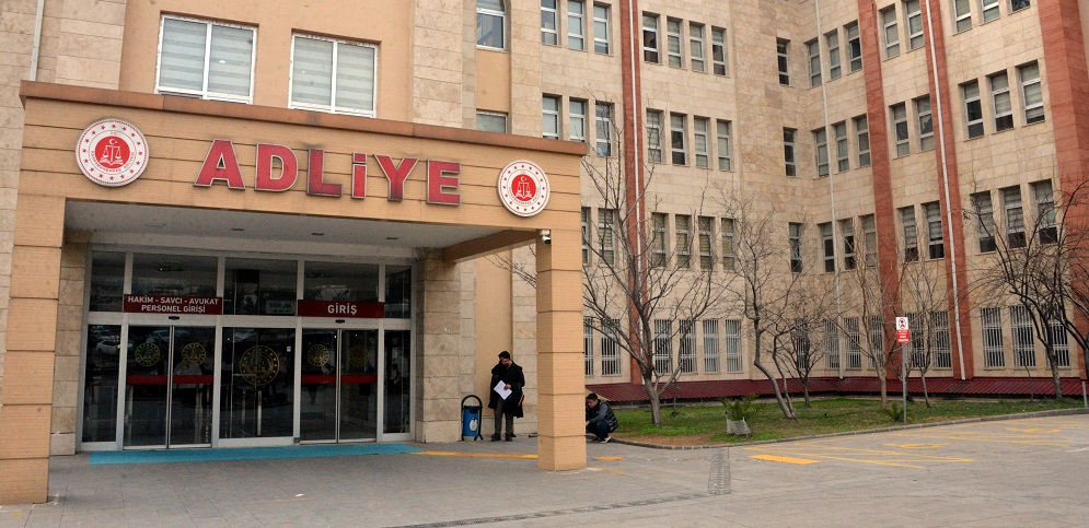 21 deprem davasında 32 kişiye hapis cezası