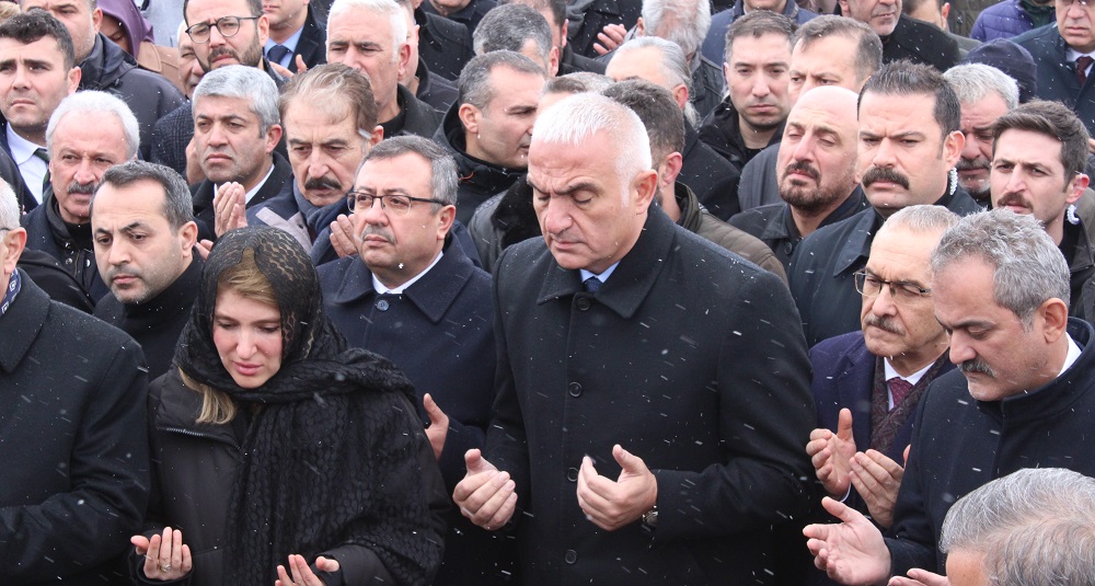 Bakan Ersoy'dan 'Deprem Şehitliği'ne ziyaret