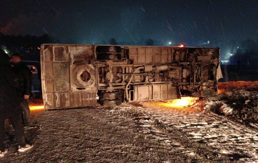 Kütahya'da maden işçilerini taşıyan midibüs devrildi