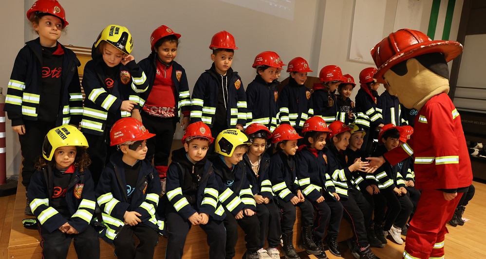 Minik kahramanlar itfaiyecilerle öğreniyor