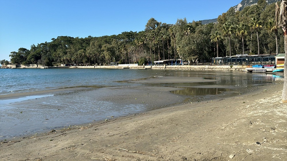 Deniz suyu 30 metre çekildi
