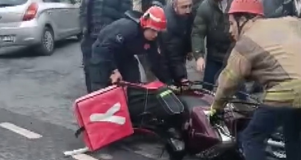 Kamyonetin altında kalan motokurye hayatını kaybetti