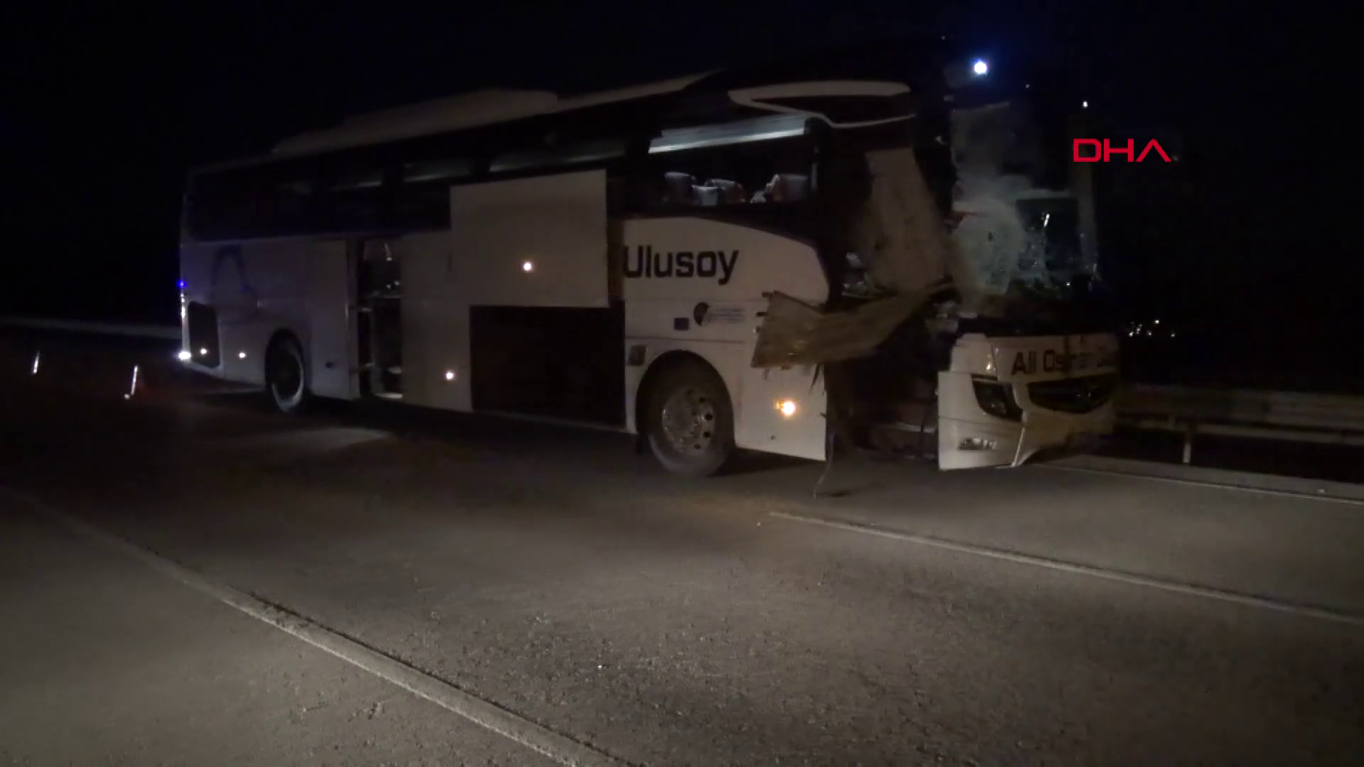Yolcu otobüsü TIR'a çarptı: 4 yaralı