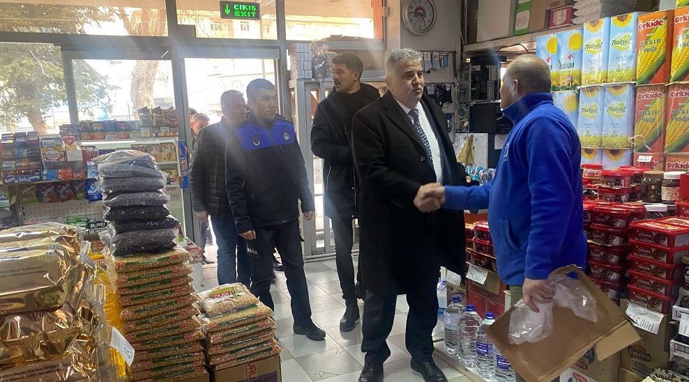 Başkan ekibiyle marketleri denetledi