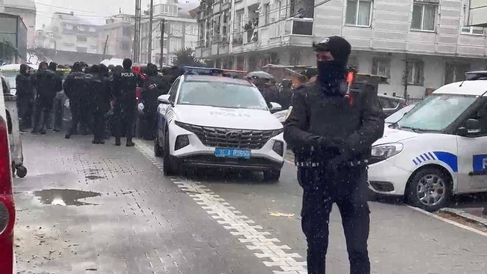 Eşini boğarak öldürdü