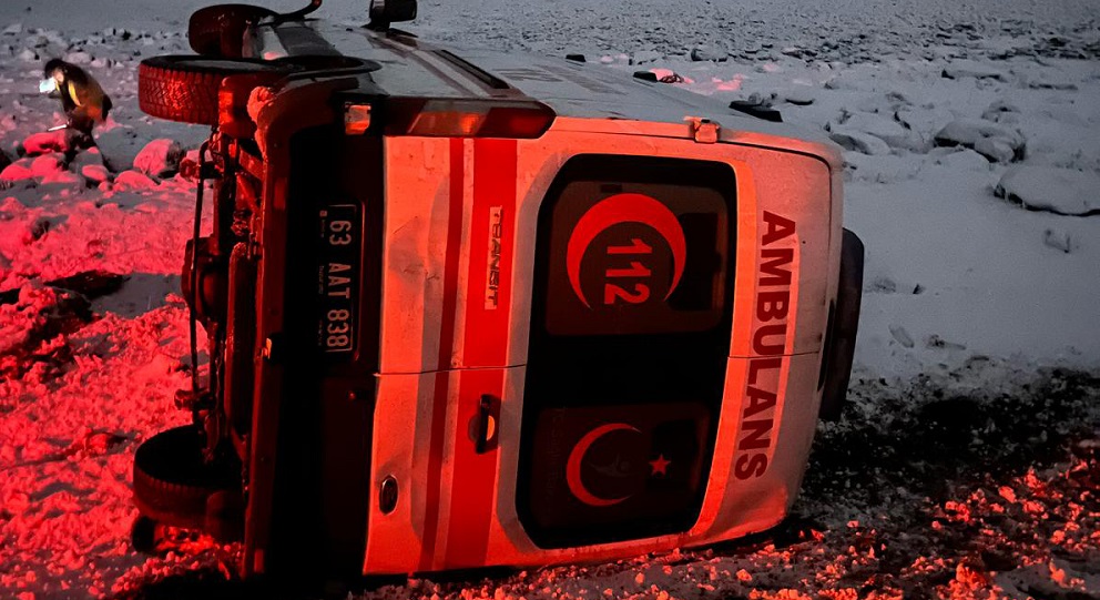 Şanlıurfa'da ambulans devrildi: 1 yaralı