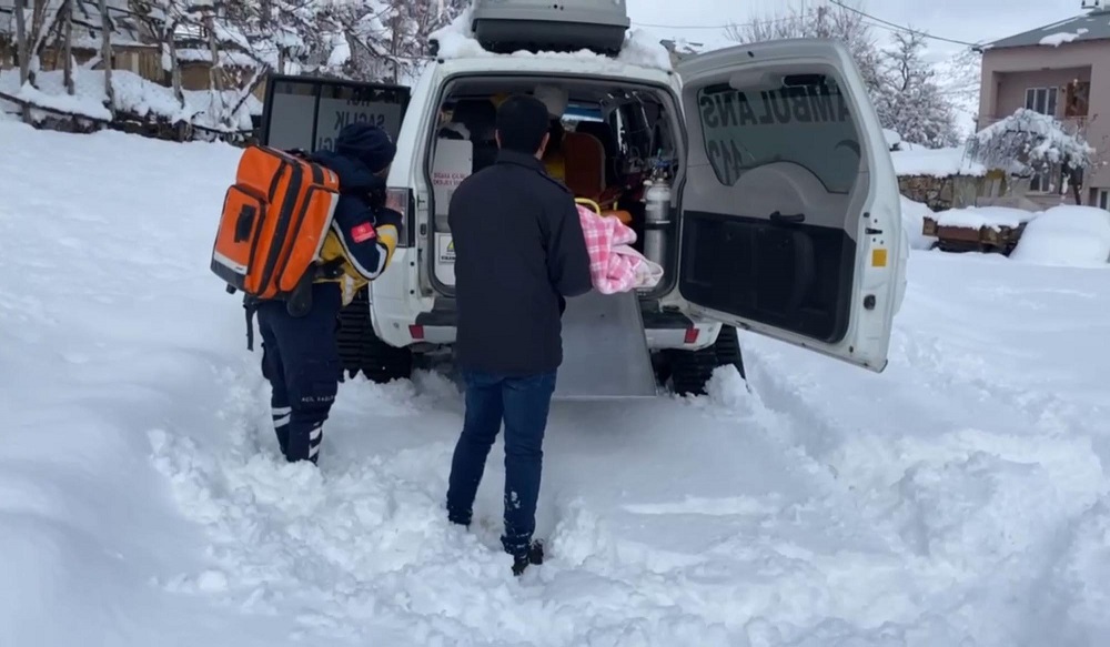 6 aylık bebeğe, paletli ambulansla ulaştılar