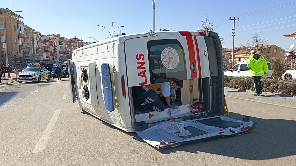 Otomobil ile ambulans çarpıştı: 6 yaralı