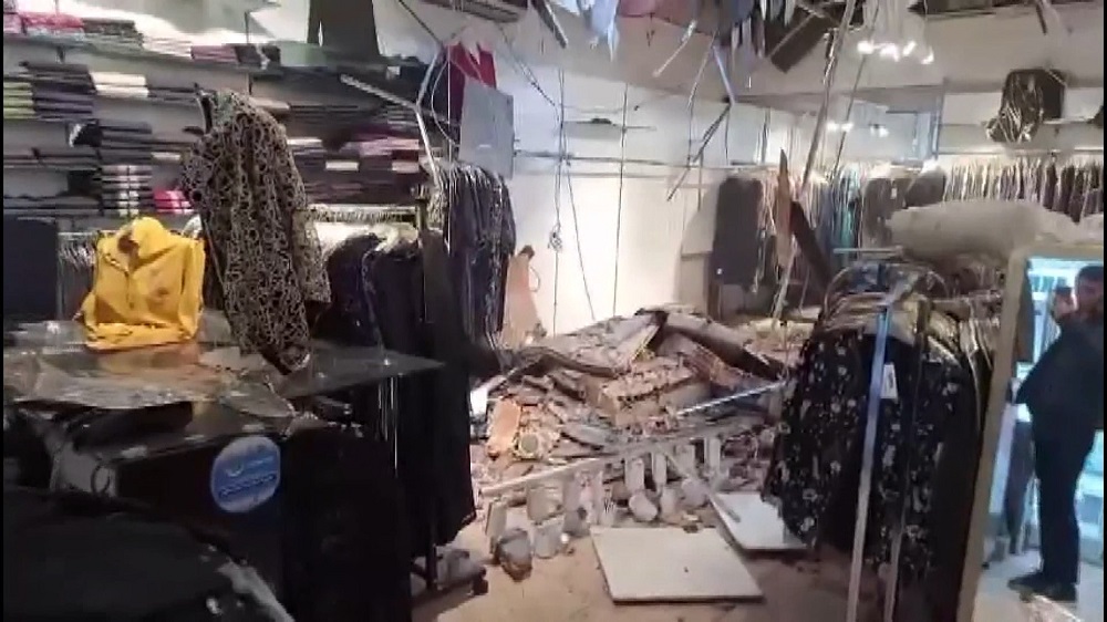 Yıkımı yapılan binadan kopan parçalar mağazanın içine düştü