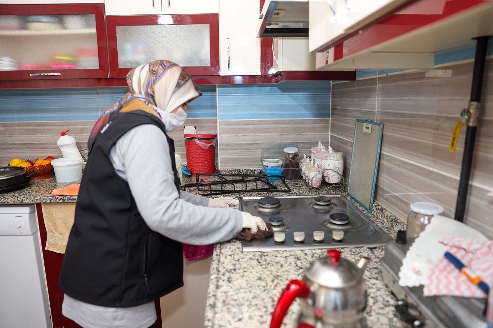 Evde yaşlı bakım hizmeti sürüyor