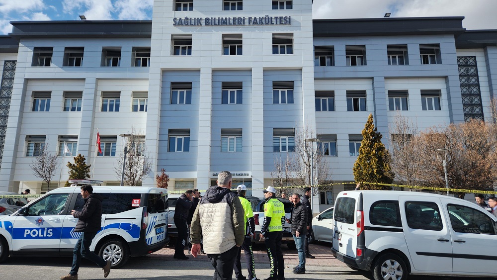 Öğrenciyi sakinleştirmek için odasına çağırmış