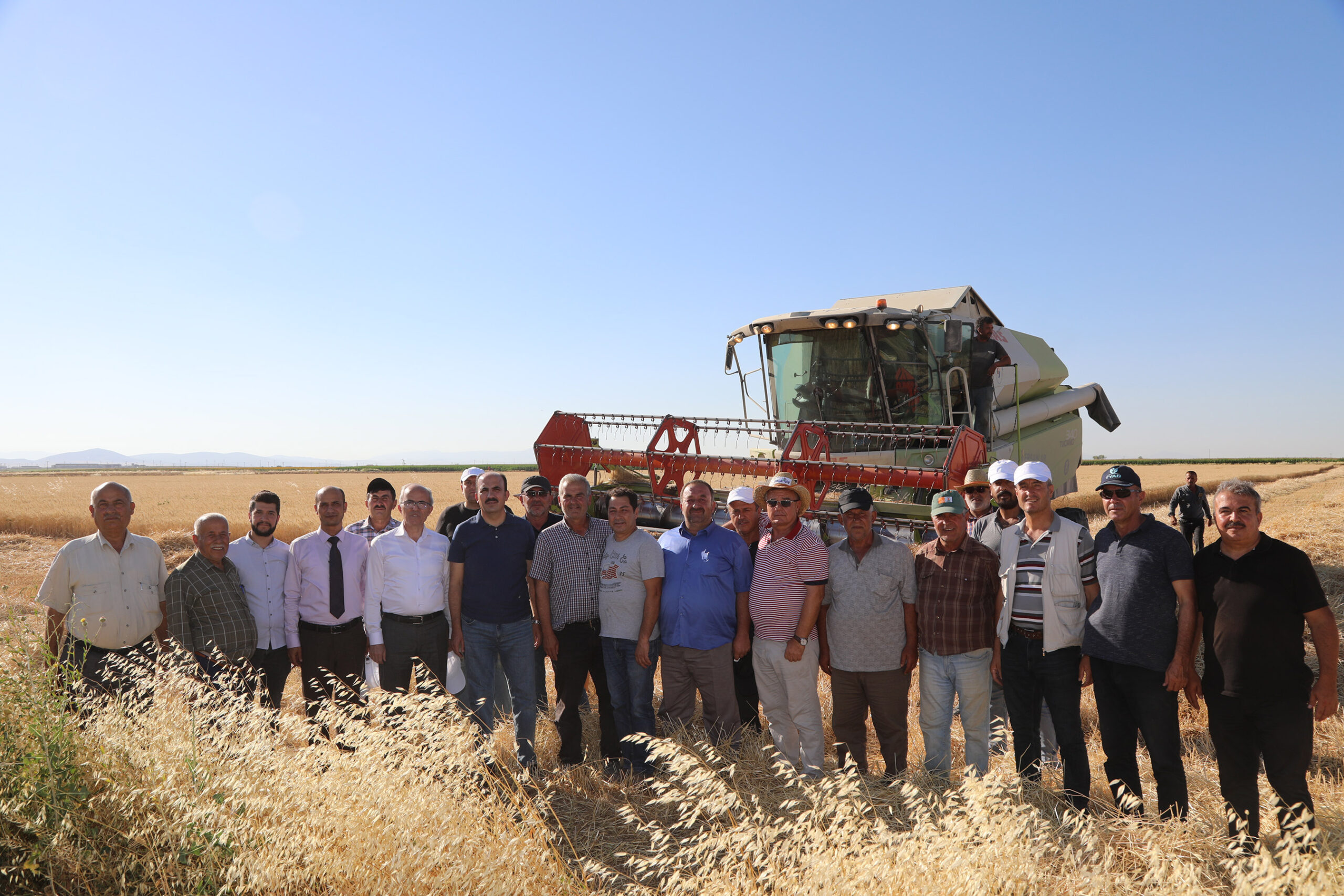 Başkan Altay buğday hasadına katıldı