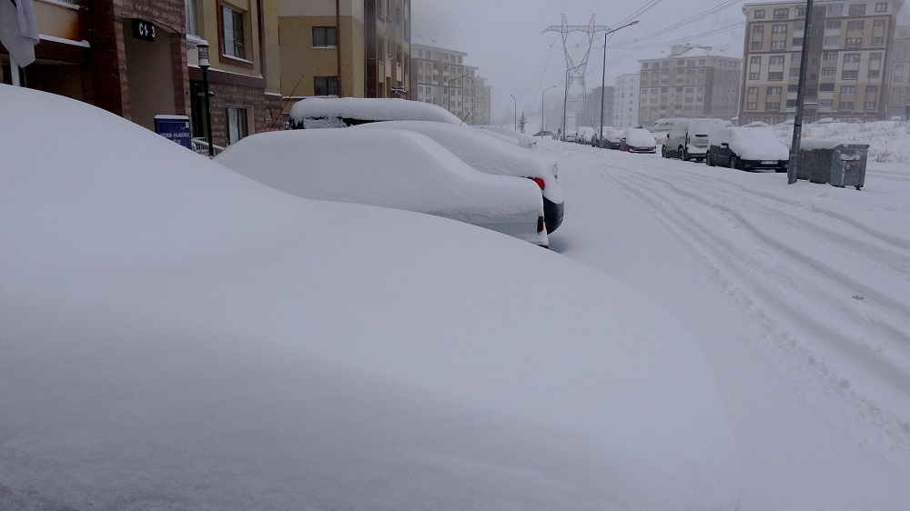Doğu'da binlerce yerleşim yeri ulaşıma kapandı