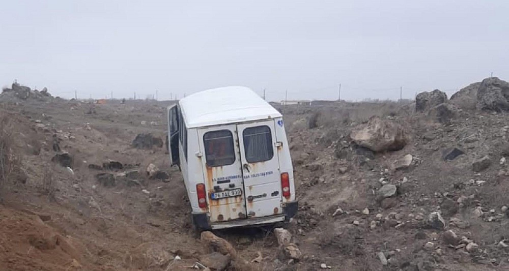 Minibüs şarampole yuvarlandı; 5'i öğrenci, 6 yaralı