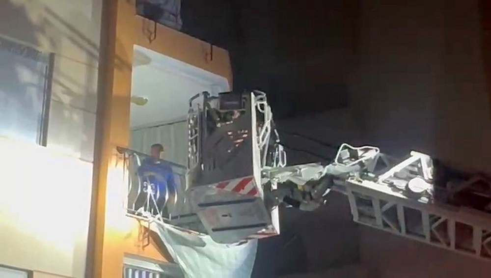 Yangında mahsur kalanlar balkonlardan kurtarıldı