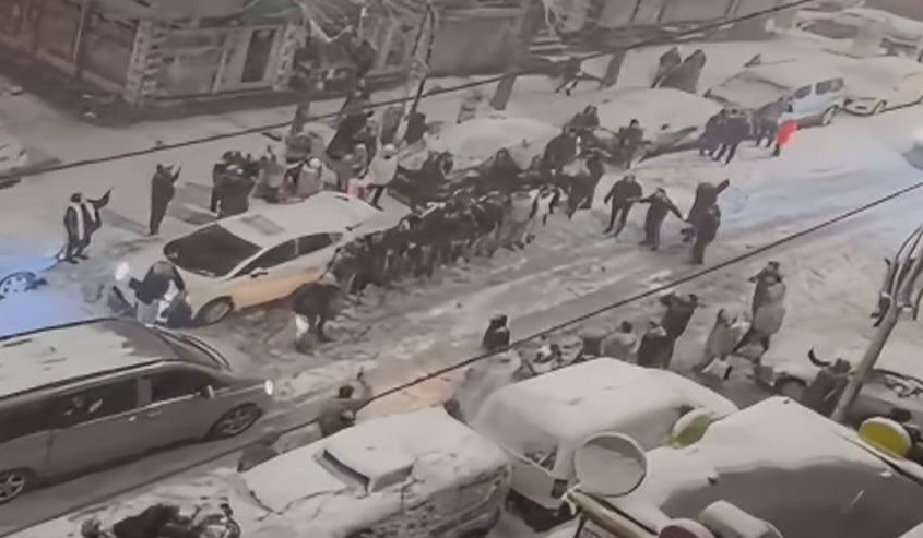 Kar topu oynarken kavga çıktı