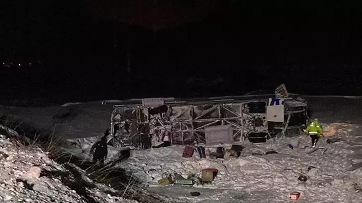 Erzurum'da yolcu otobüsü devrildi