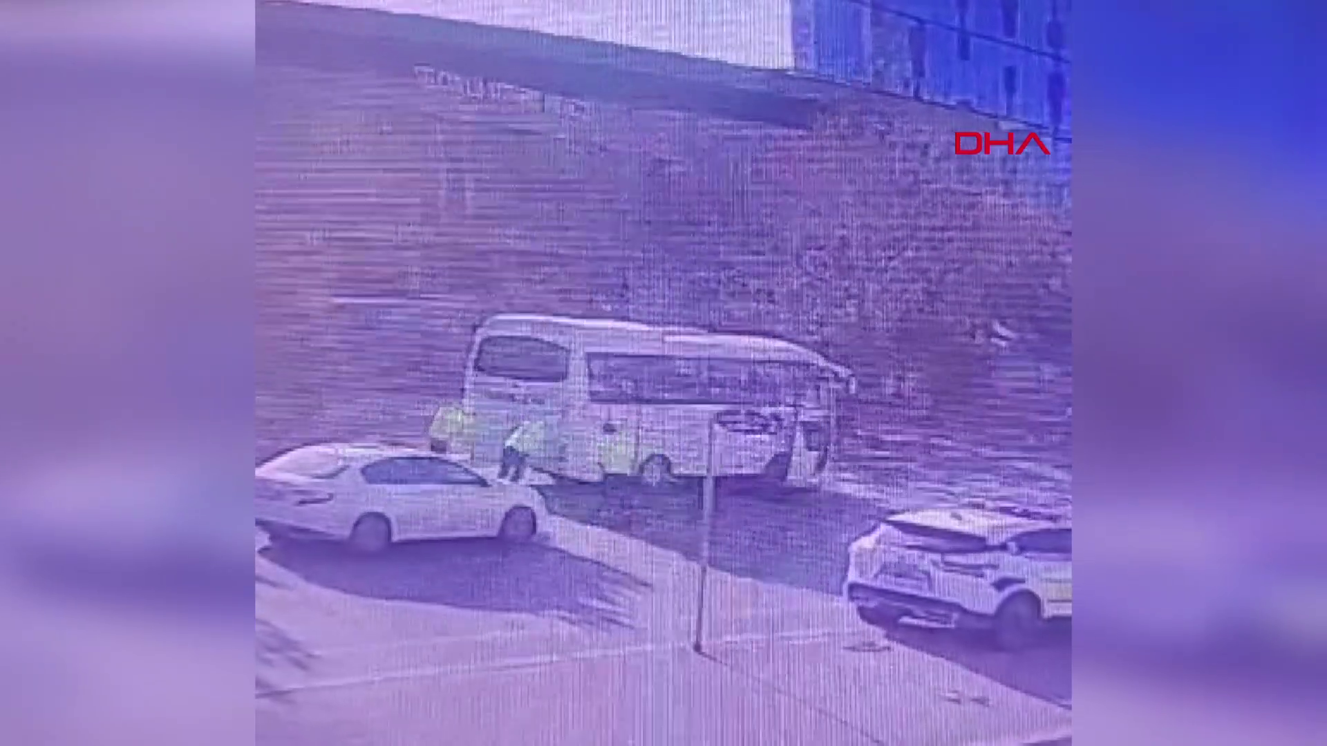 Arızalanan midibüsü iterek kenara çektiler