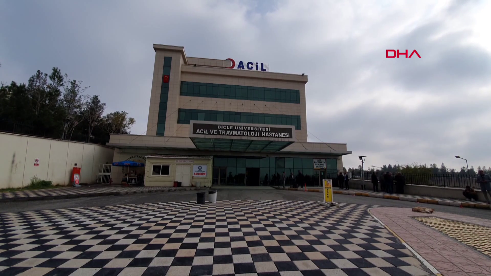 Annesini öldürdü, babasını ağır yaraladı