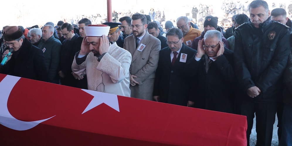 Şehit olan polis memuru toprağa verildi